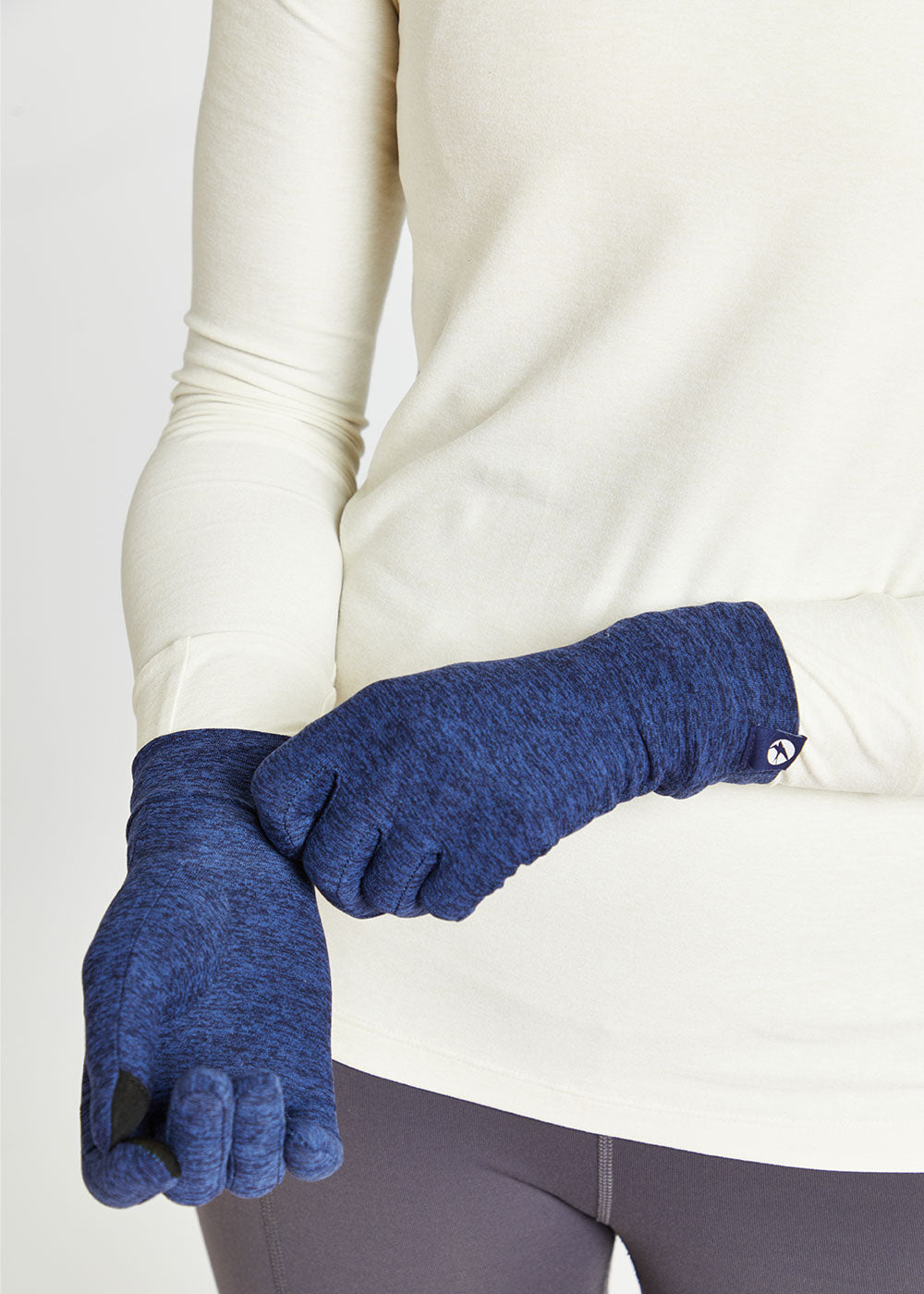 https://www.oiselle.com/cdn/shop/products/F21_LuxGloves_Grounded_1.jpg?v=1699496934